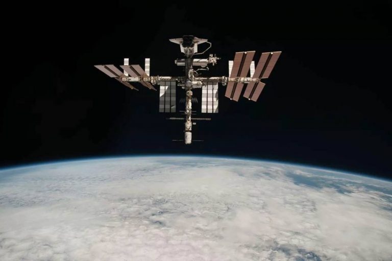 L'ISS au-dessus de la Terre.