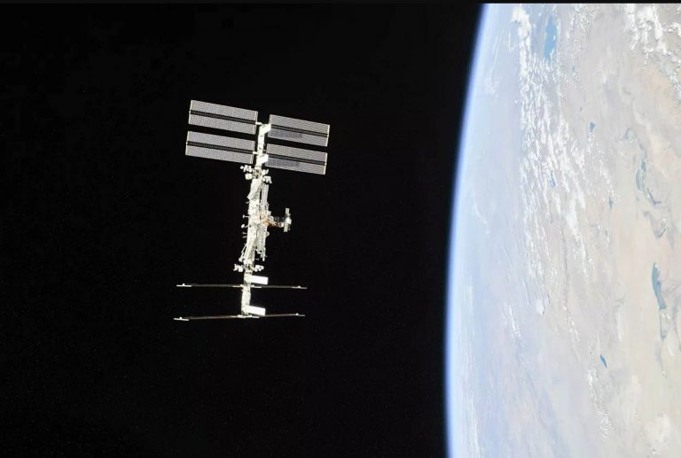 L'ISS et la Terre.