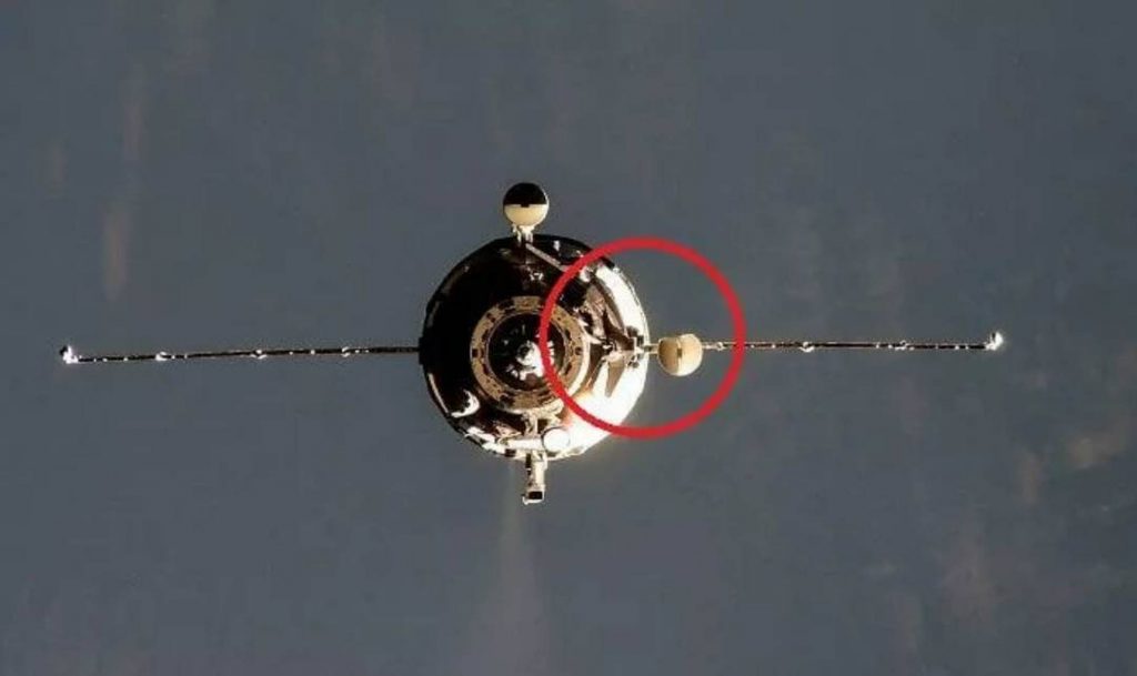 Dans le cercle rouge la parabole dont le bord a été plié et l'écran métallique à sa base abimé.