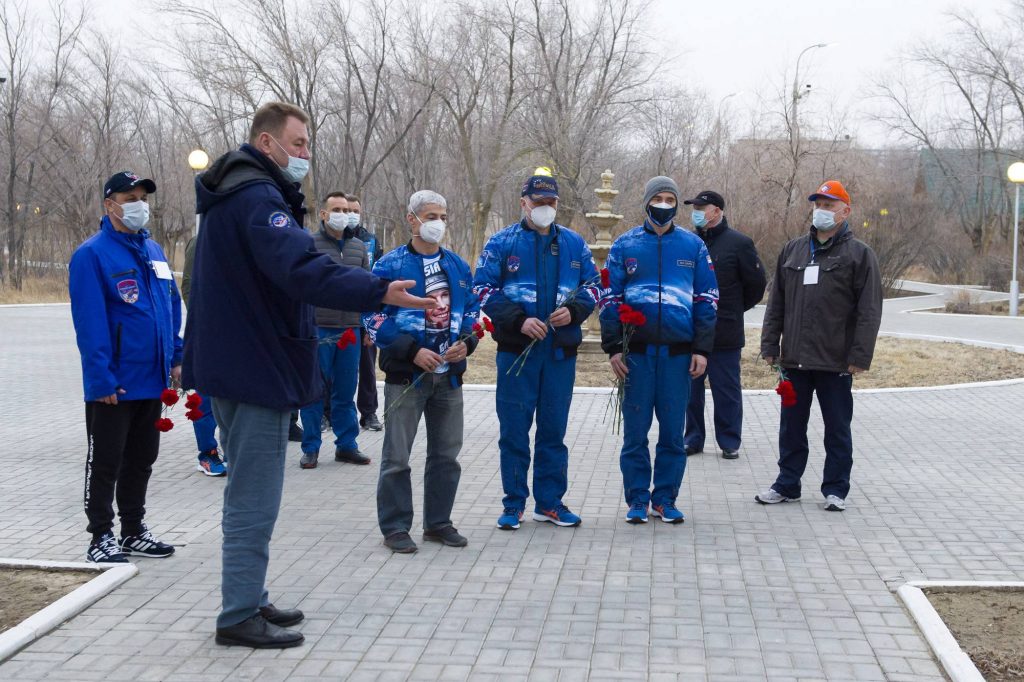 Des oeillets et de beaux blousons et tee-shirt pour les cosmonautes.