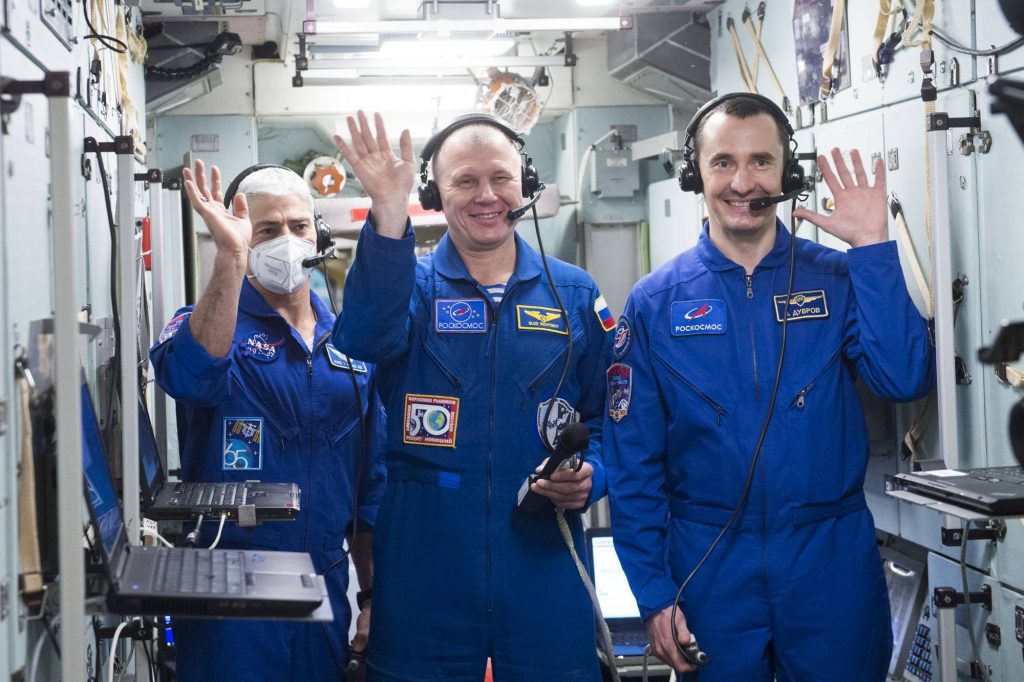 Entraînement à une session de communication vidéo avec la Terre.