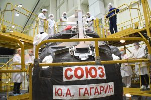 Les ingénieurs font une inspection visuelles du vaisseau Soyouz MS-18 avant sa mise sous coiffe.