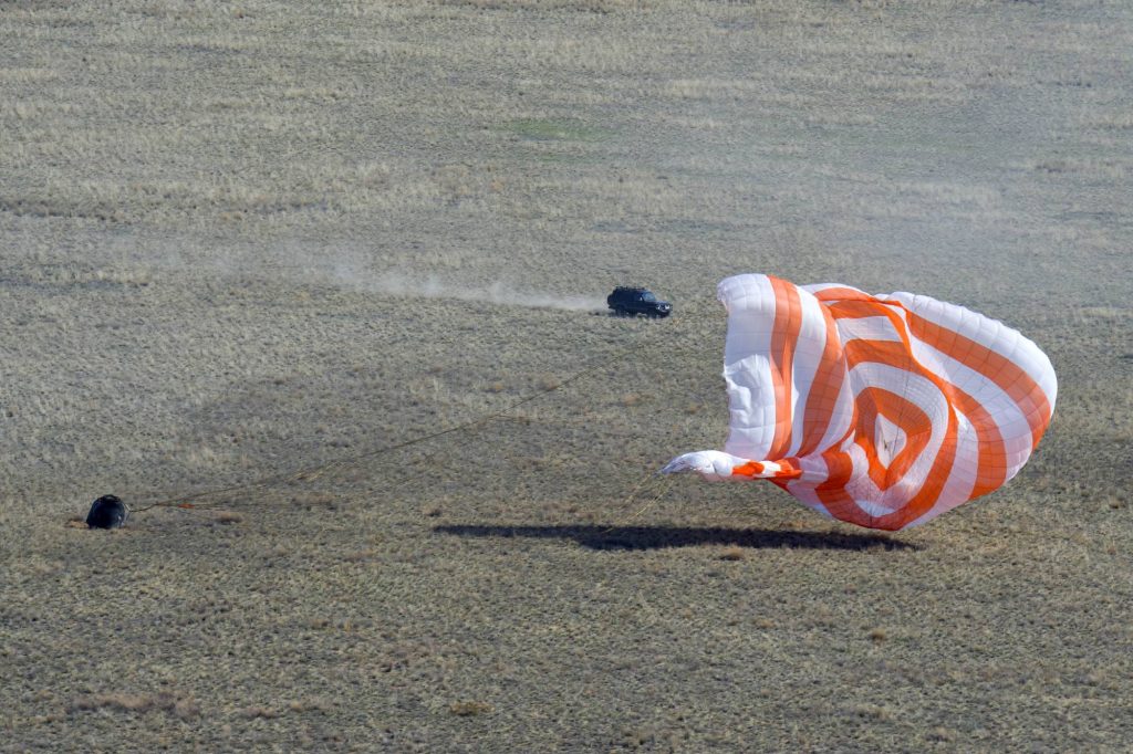 Les véhicules terrestre sont presque immédaitement auprès de la capsule.