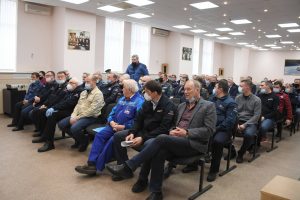 La salle avec l'assitance à la réunion. On note la présence du Directeur du Cosmodrome de Baïkour et du DG du TsENKI.