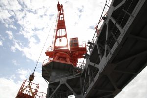 Travaux à l'extrémité supérieure de la tour mobile du pas de lancement Proton à Baïkonour (n°200).