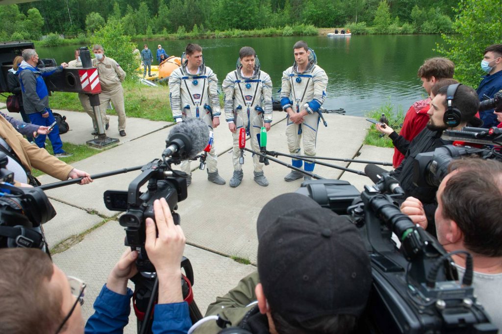 L'équipage répnd aux questions des journalistes.