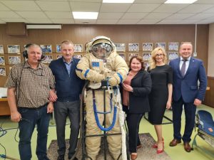 Dans les locaux de NPP Zvezda les participants à la visite dont Dmtry Loskoutov le DG de Glavkosmos (à droite).