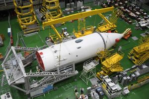 Le module Naouka sous sa coiffe et avec le compartiment d'adaptation au lanceur.