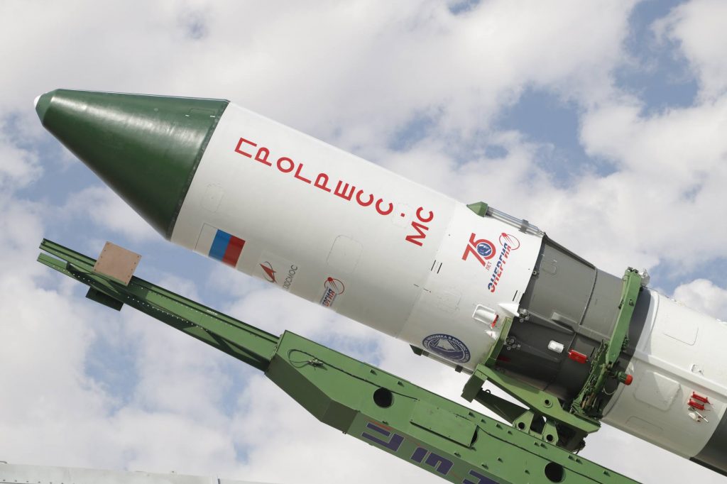 La coiffe et son autocollant en hommage au 75ème anniversaire de RKK Energuya.