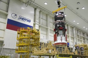 Le cargo Progress lors de son replacement sur le stand de préparation.