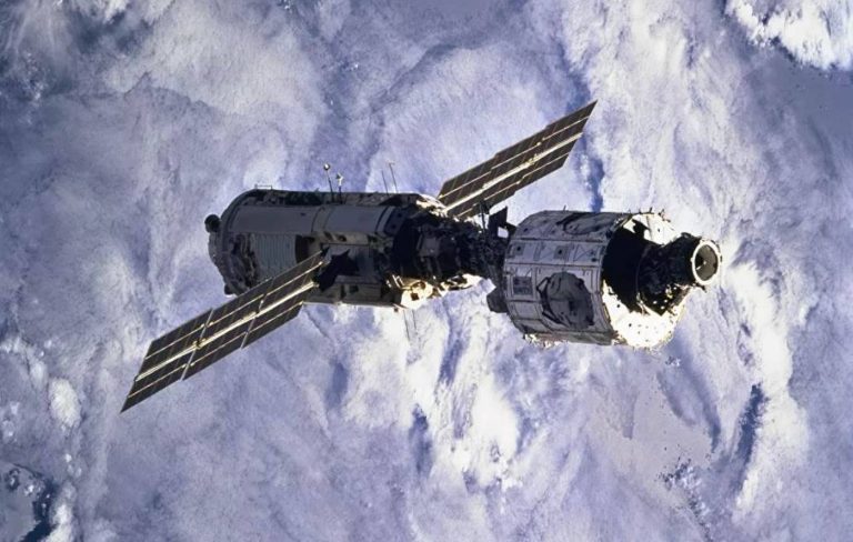 Le module Zarya et, à droite le module Unity, les deux premiers éléments de l'ISS.