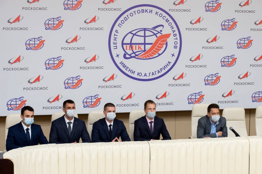 Les quatres nouvelles recrues en compagnie (à droite) du chef du TsPK, Maxime Kharlamov.