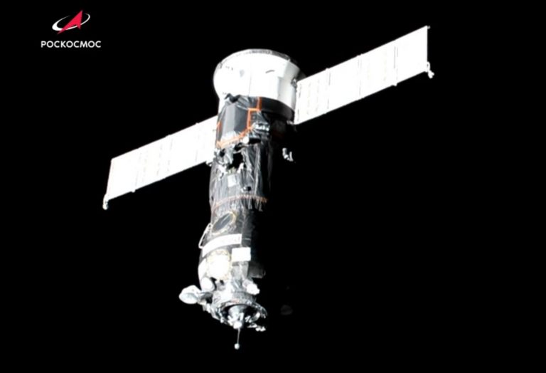 Progress MS-17 se rapproche de l'ISS, le "mât" d'arrimage sorti.