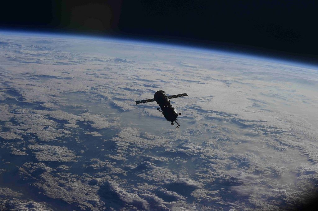 L'ensemble Progress MS-16/Pirs s'éloignant de la Station Spatiale Internationale (ISS).