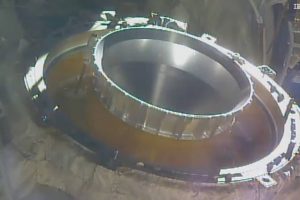 Le port d'arrimage nadir du module Zvezda de l'ISS photographié (en vidéo) par le bras robotique Canadarm-2, quitté par Pirs et où doit s'attacher le module Naouka.