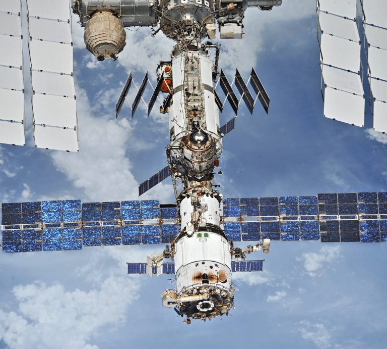 Une vue du segment russe de l'ISS avec le module Zvezda dans la partie basse de l'image.
