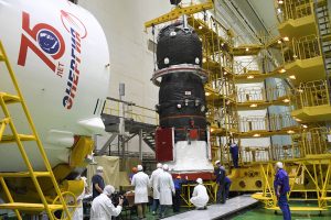 Un cargo Progress à Baïkonour avec la coiffe décorée pour les 75 ans de l'entreprise.