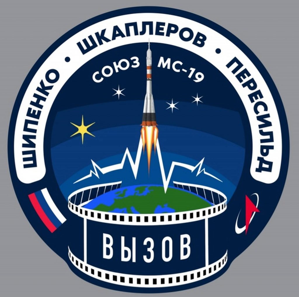 L'emblème de Soyouz MS-19 et de l'équipage Shipenko, Shkaplerov et Peresild pour le film "Vizov".