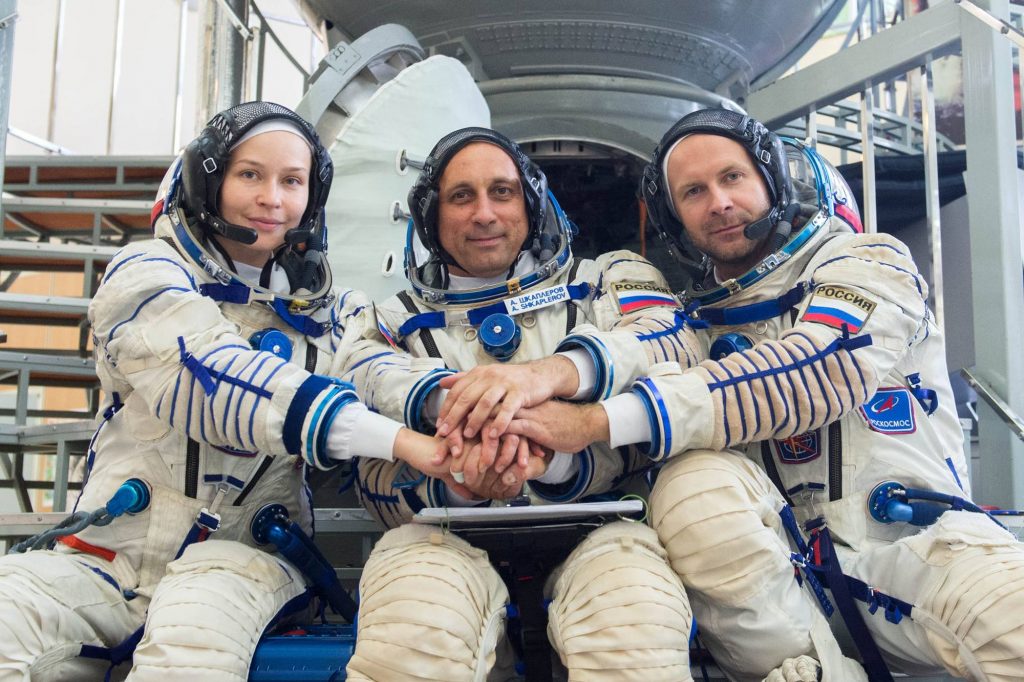 L'équipage principal: Youlia Peresild, Anton Shkaplerov et Klim Shipenko.