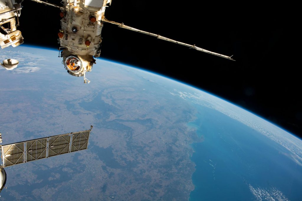 La Terre, l'espace et le module Naouka de l'ISS.