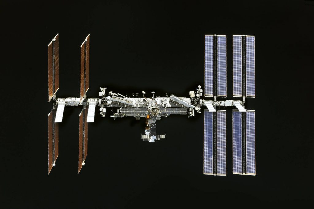 L'ISS sur le fond noir de l'espace.