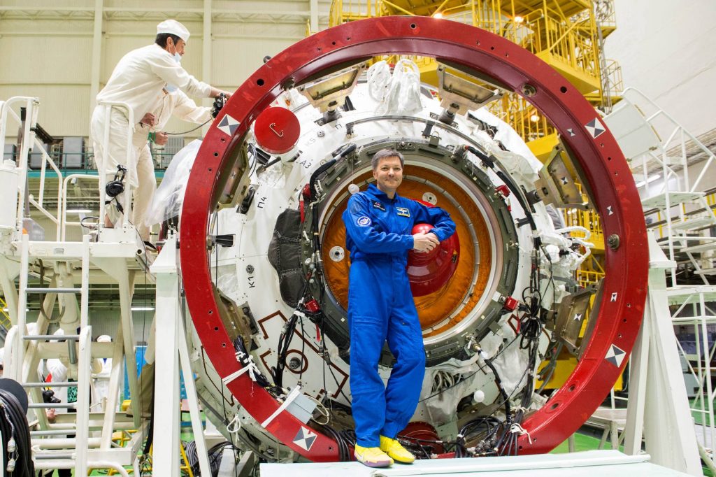 Oleg Kononenko le chef du groupe des cosmonautes de Roscosmos devant le module Prichal.