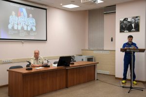 Oleg Kononenko, chef de l'escouade de comsonautes de Roscosmos, rapporte sur l'état de préparation des équipages.