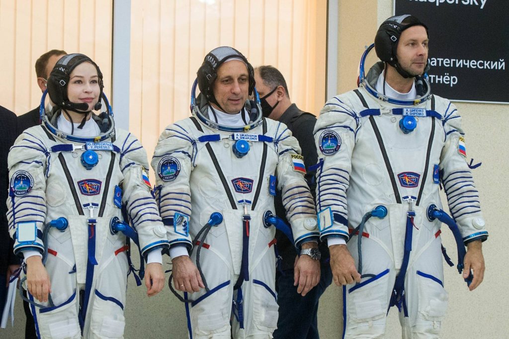 L'équipage principal: Youlia Peresild, Anton Shkaplerov et Klim Shipenko.