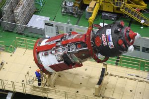 Soyouz MS-19 qui le charriot de transport pour le stand de préparation.