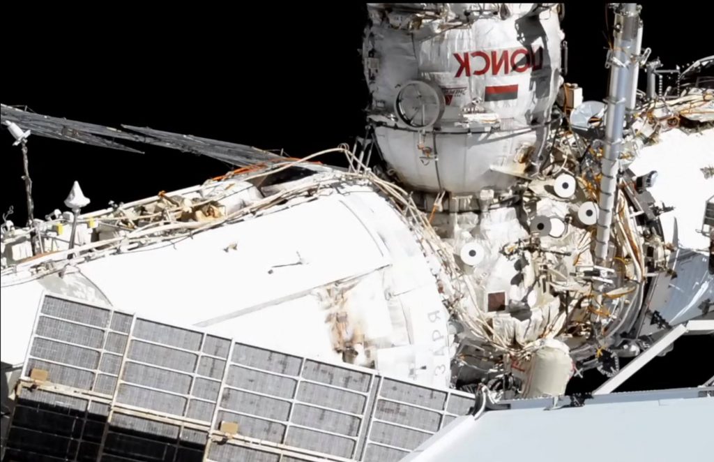 La sortie extra-véhiculaire s'est réalisée à partir du module Poisk.