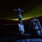 Le segment russe de l'ISS photographié sur fond de Terre à l'aurore.