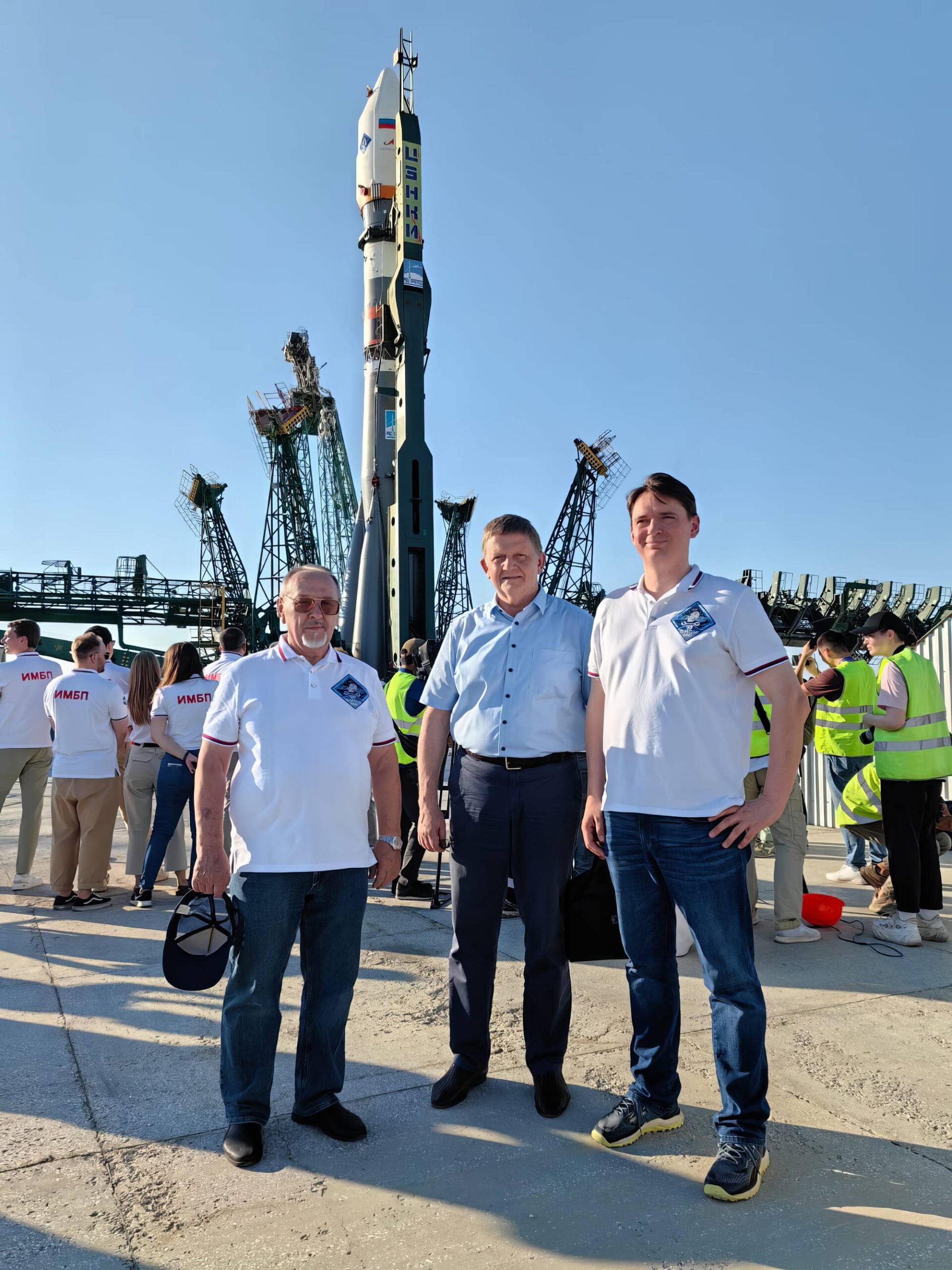 Au centre Oleg Orlov, directeur de l'IMBP.