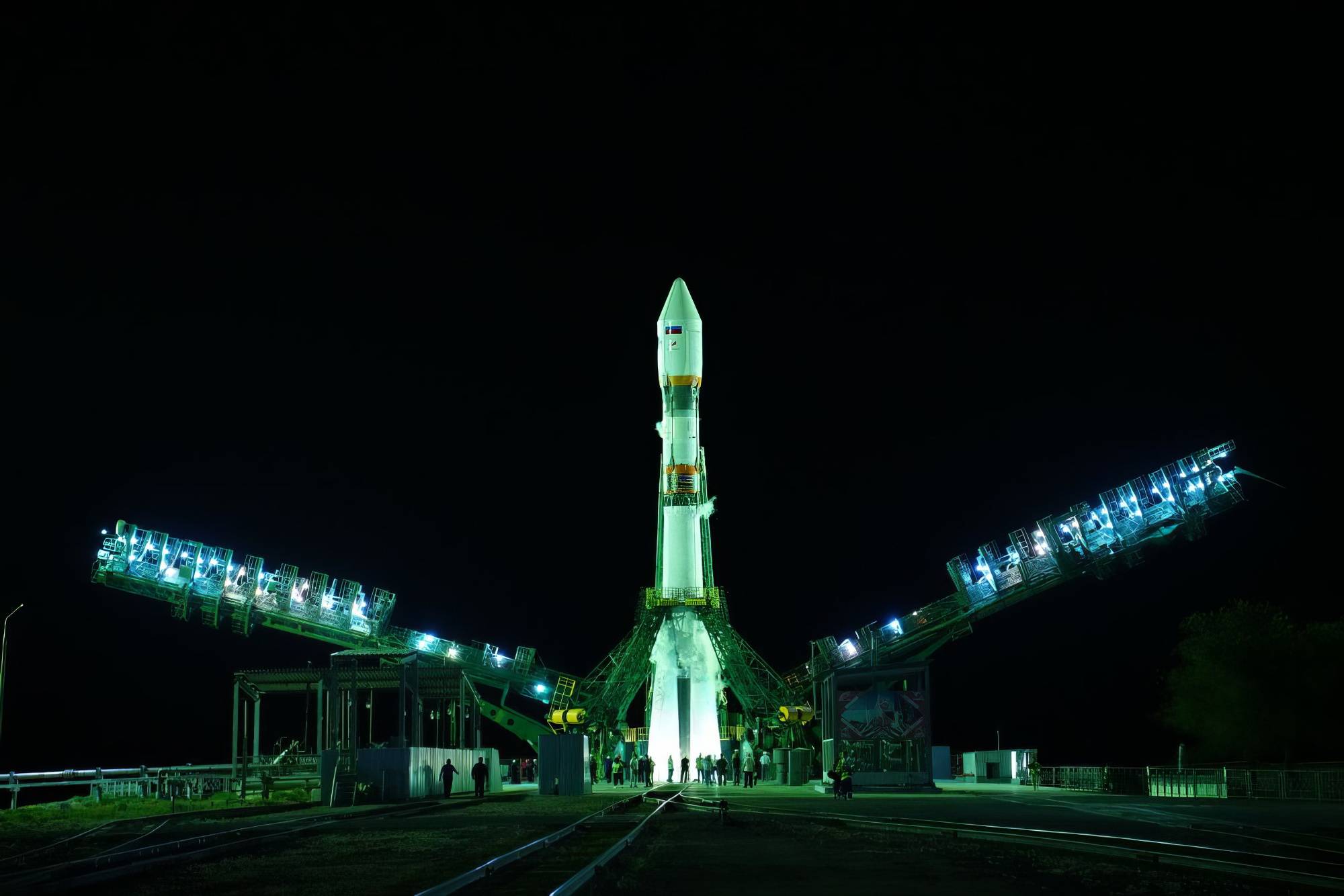 Avant le lancement les deux parties de la tour de service s'écartent.