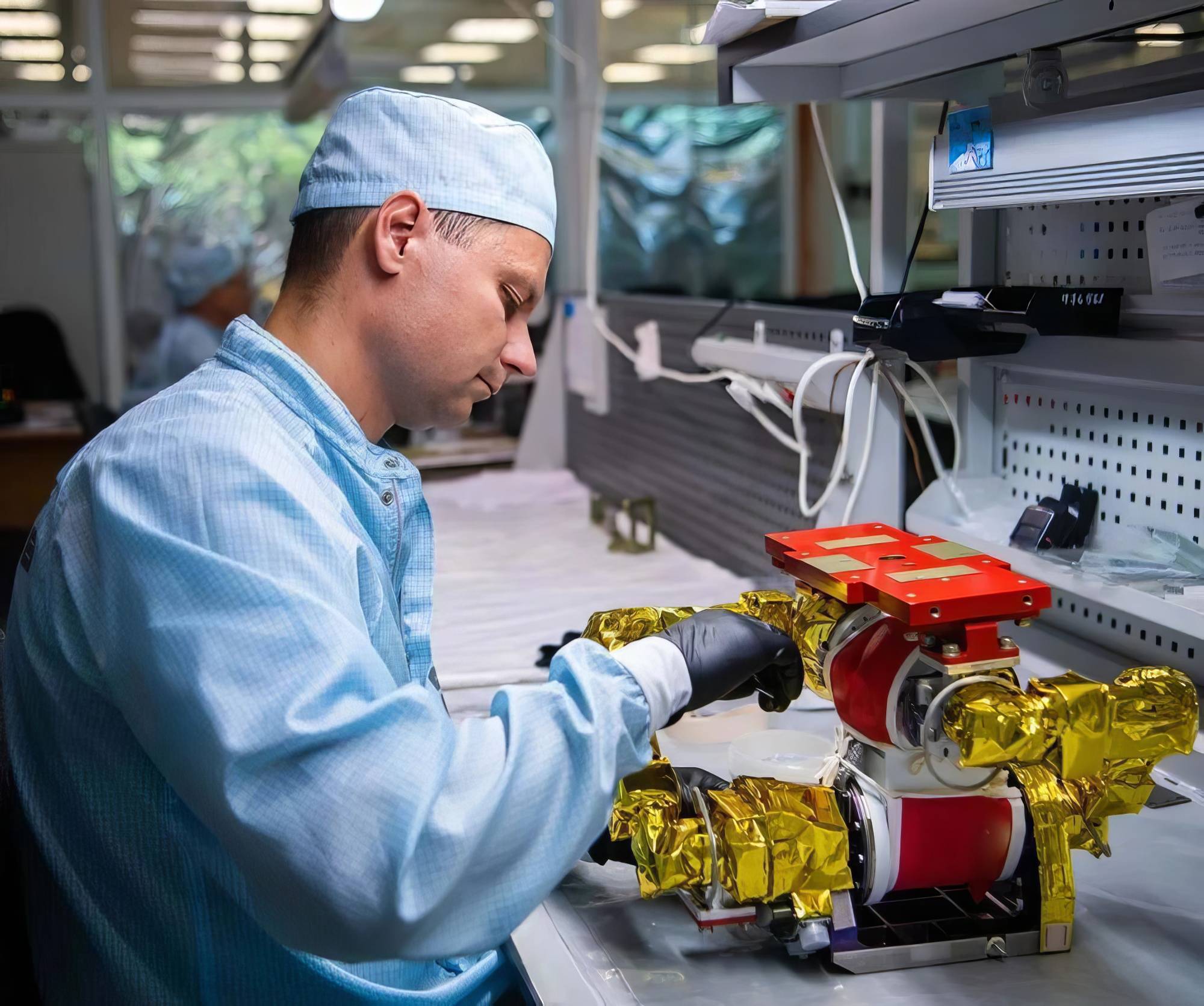 Travail sur le moteur de l'antenne de communication de Luna-26.