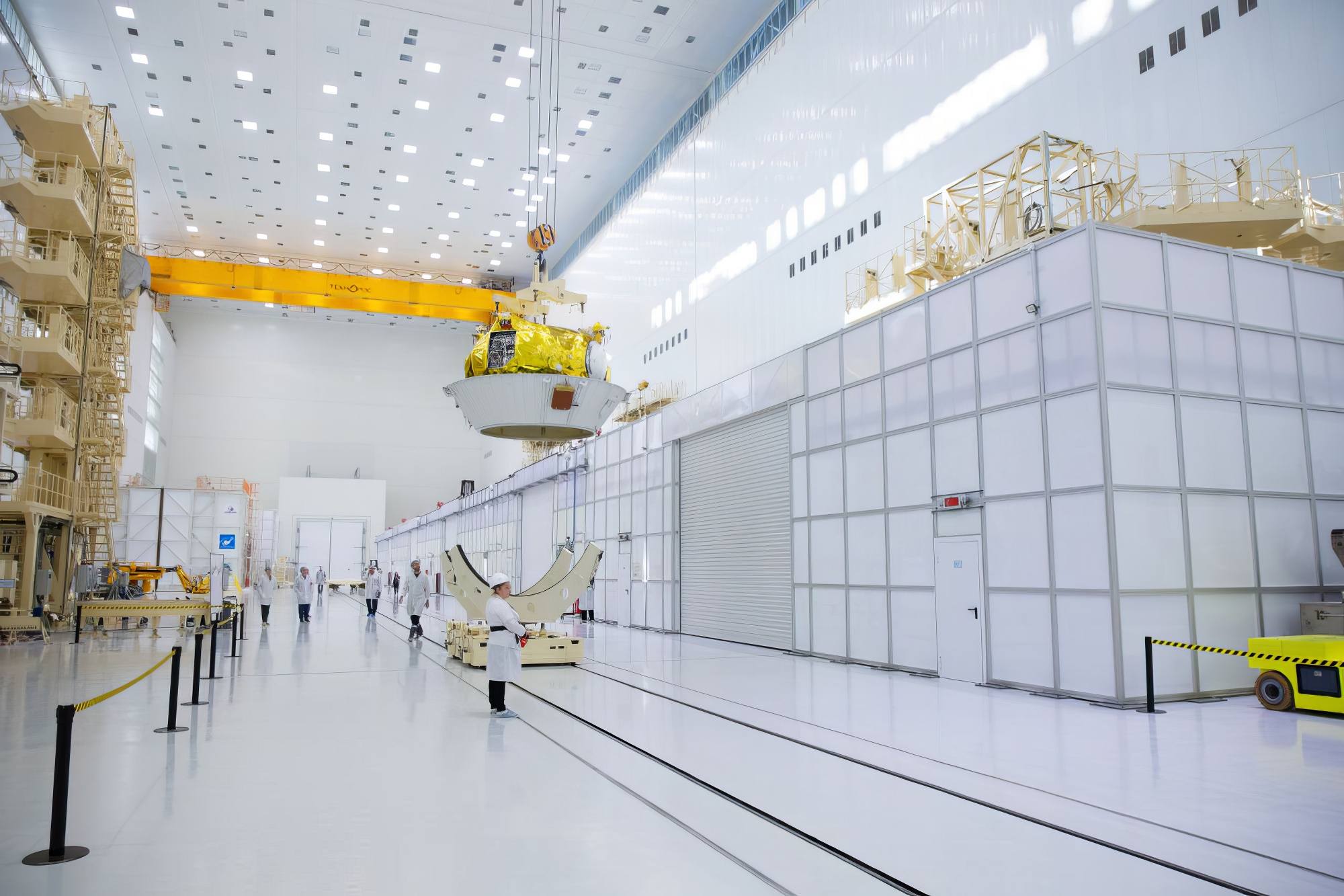 L'étage Fregat est transféré vers la salle de ravitaillement.