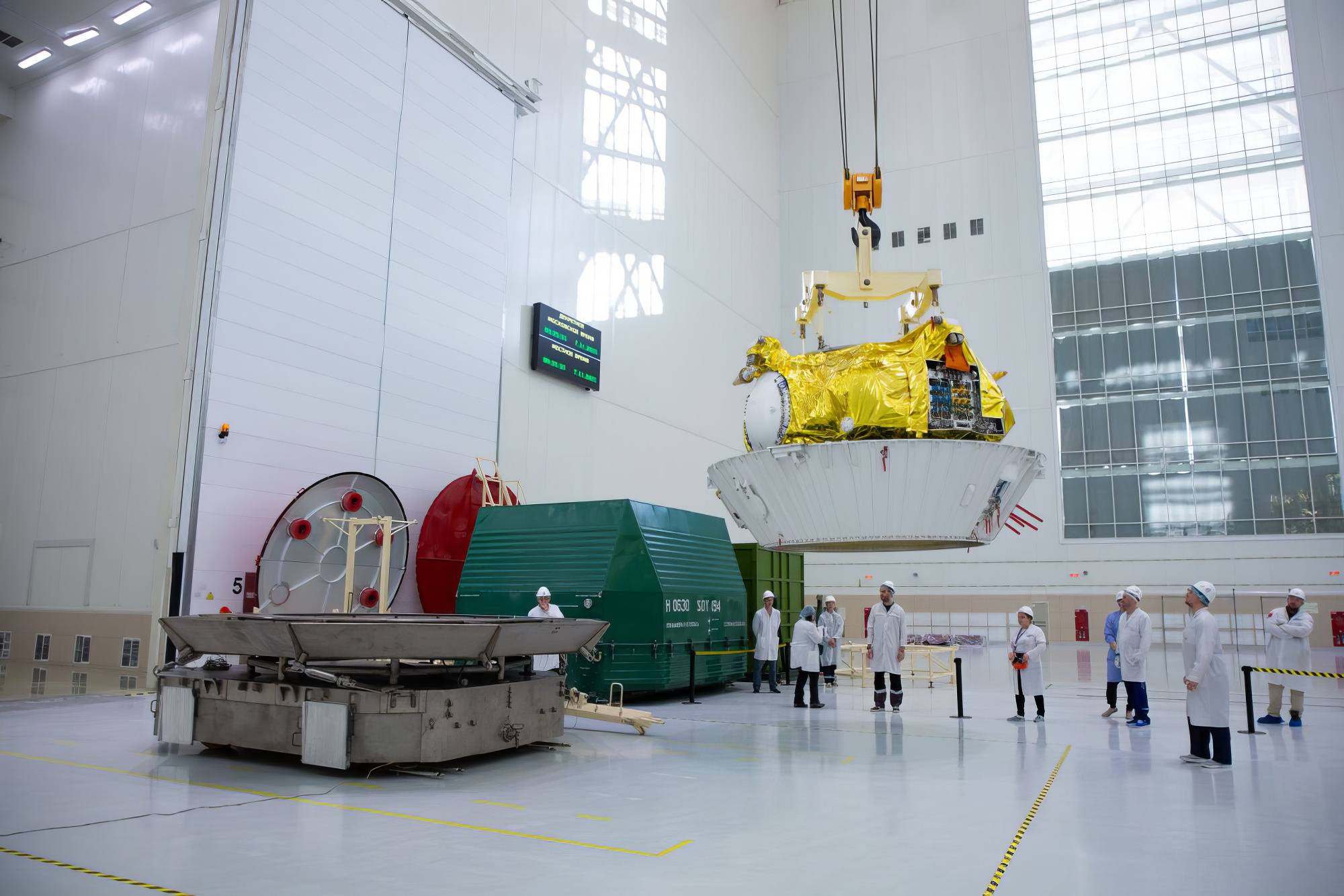 L'étage Fregat va être déposé sur un support pour assurer la sécurité du ravitaillement (ergols toxiques) en cas de fuite.