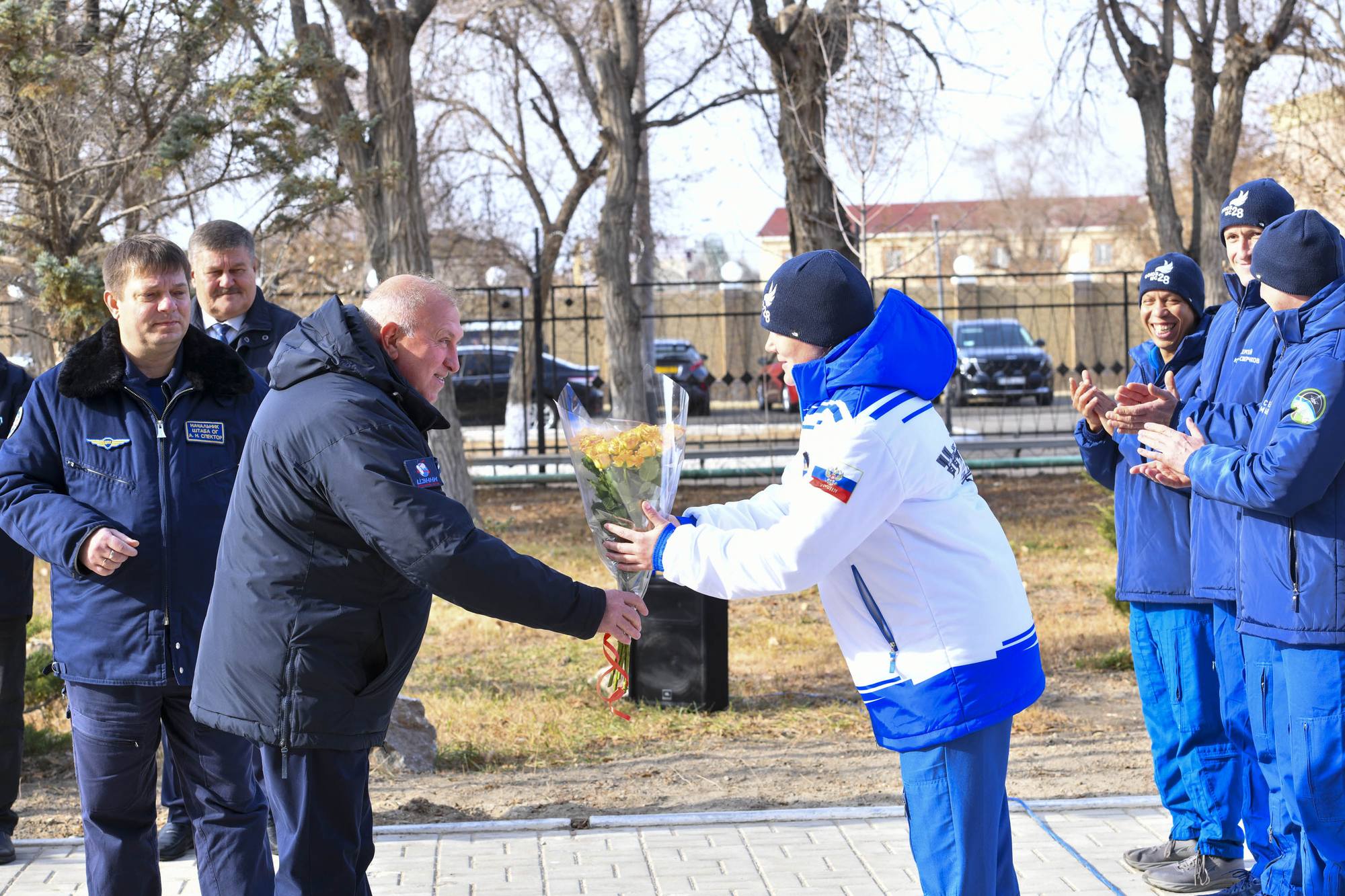 Sergueï Motchalov n'oublie pas d'offrir un bouquet à Anna Kikina.