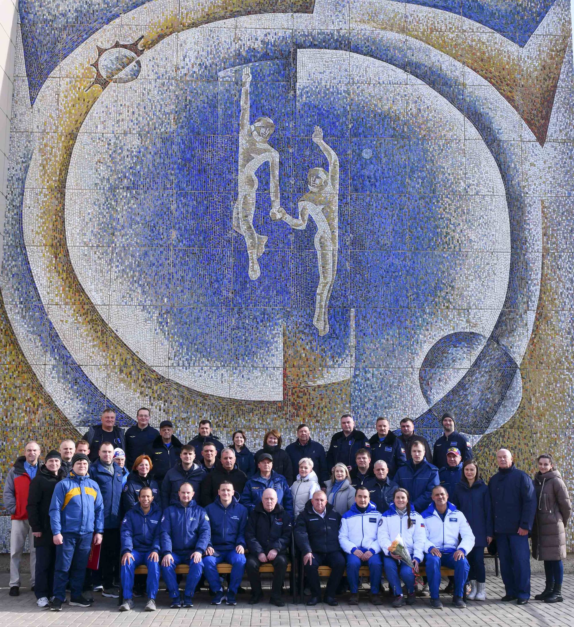 La traditionnelle photo de groupe devant la mosaïque.