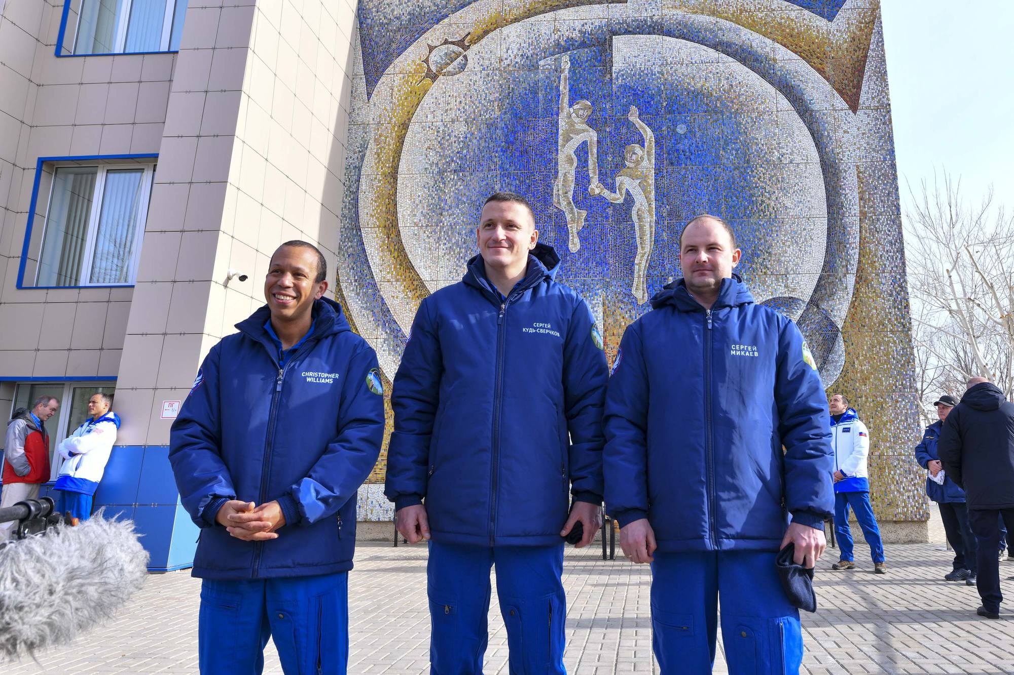 L'équipage principal devant la fresque.