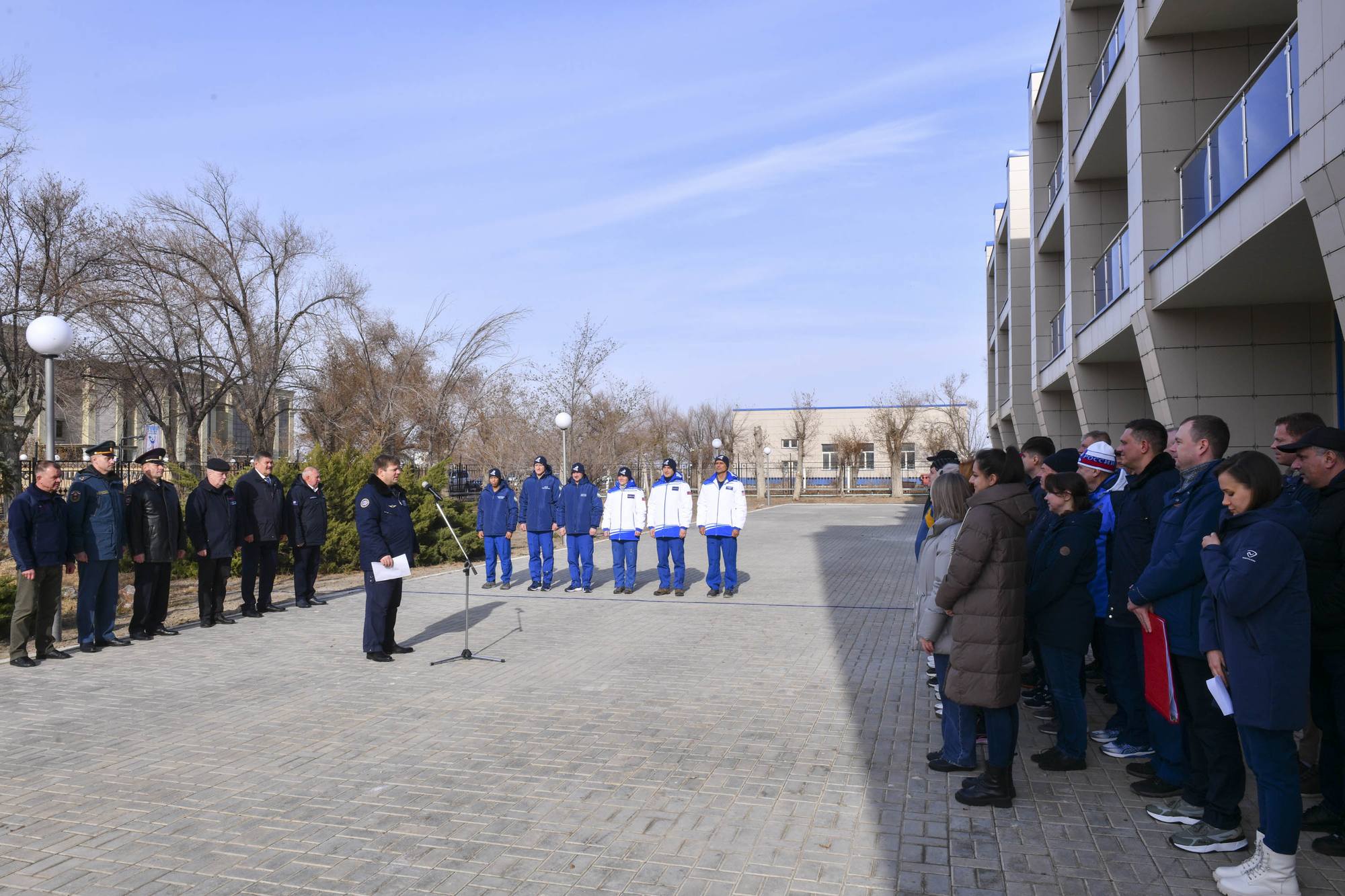Devant l'hôtel "Kosmonavt" la cérémonie de lever des drapeaux.