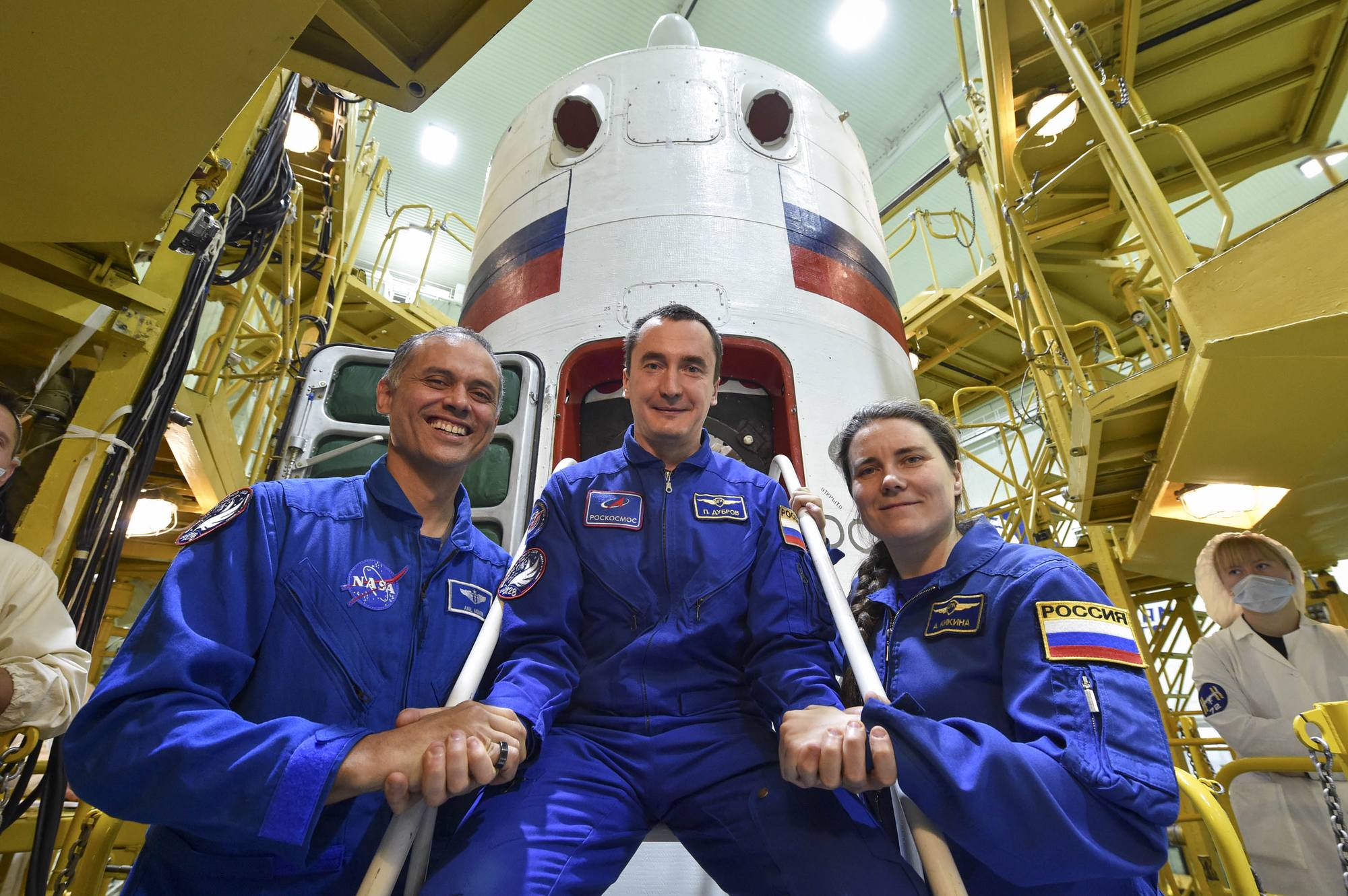 Photo de l'équipage de réserve devant le vaisseau, cette fois-ci recouvert de la coiffe.