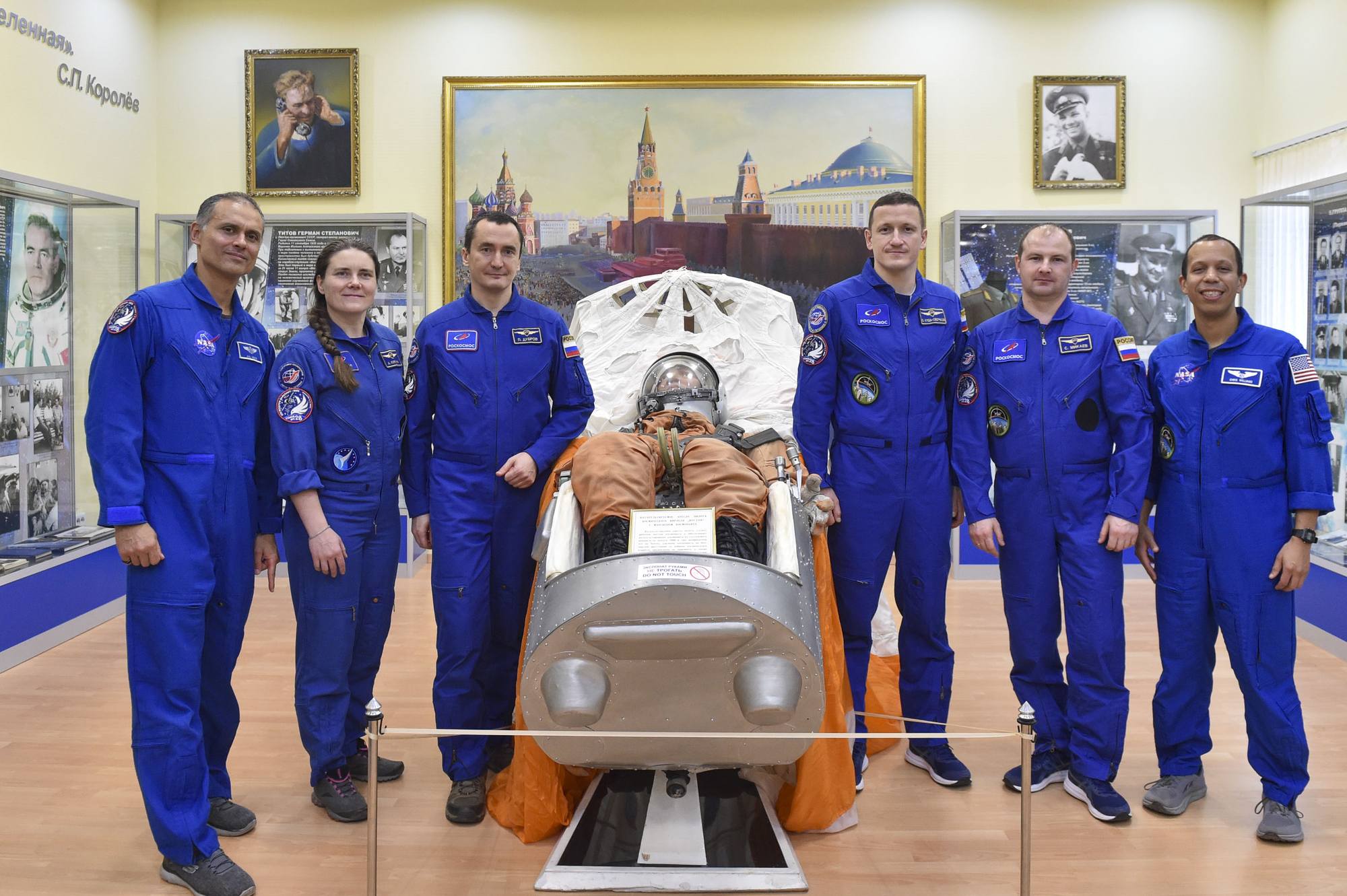 De part et d'autre de la réplique du siège du vaisseau Vostok.