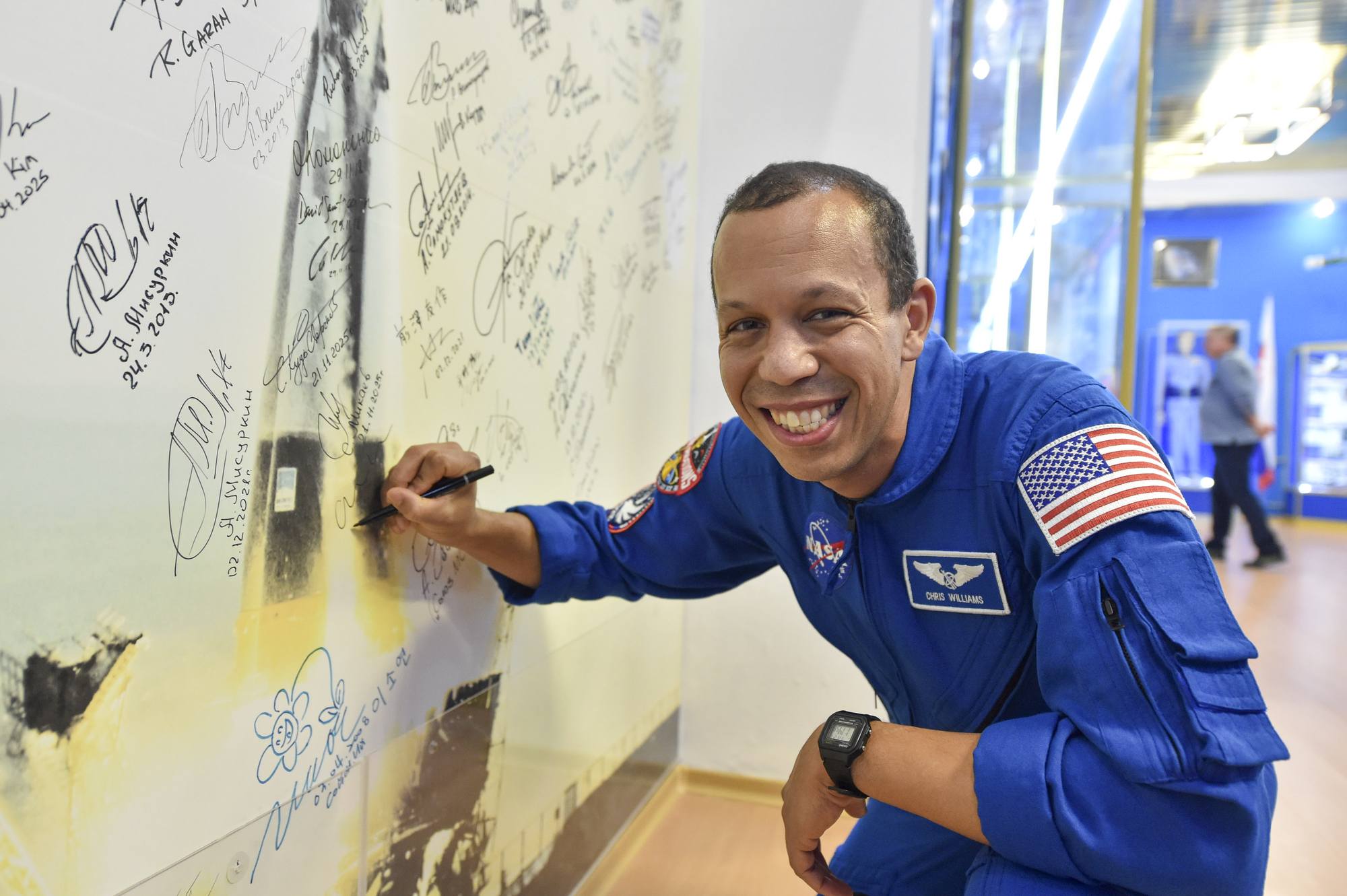 Christopher Williams ajoute sa signature.