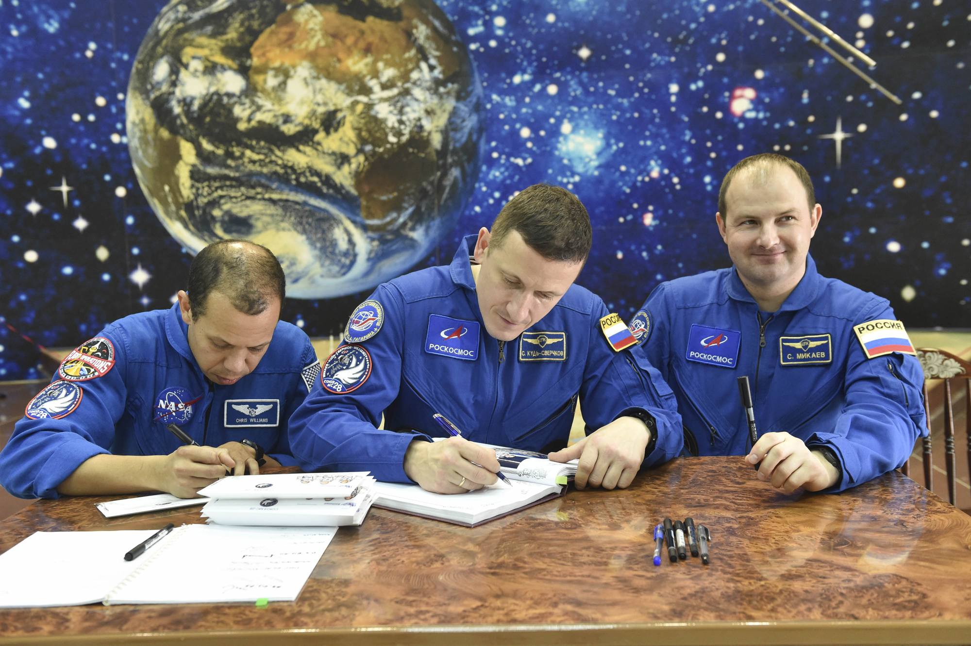 Séance d'autographes.
