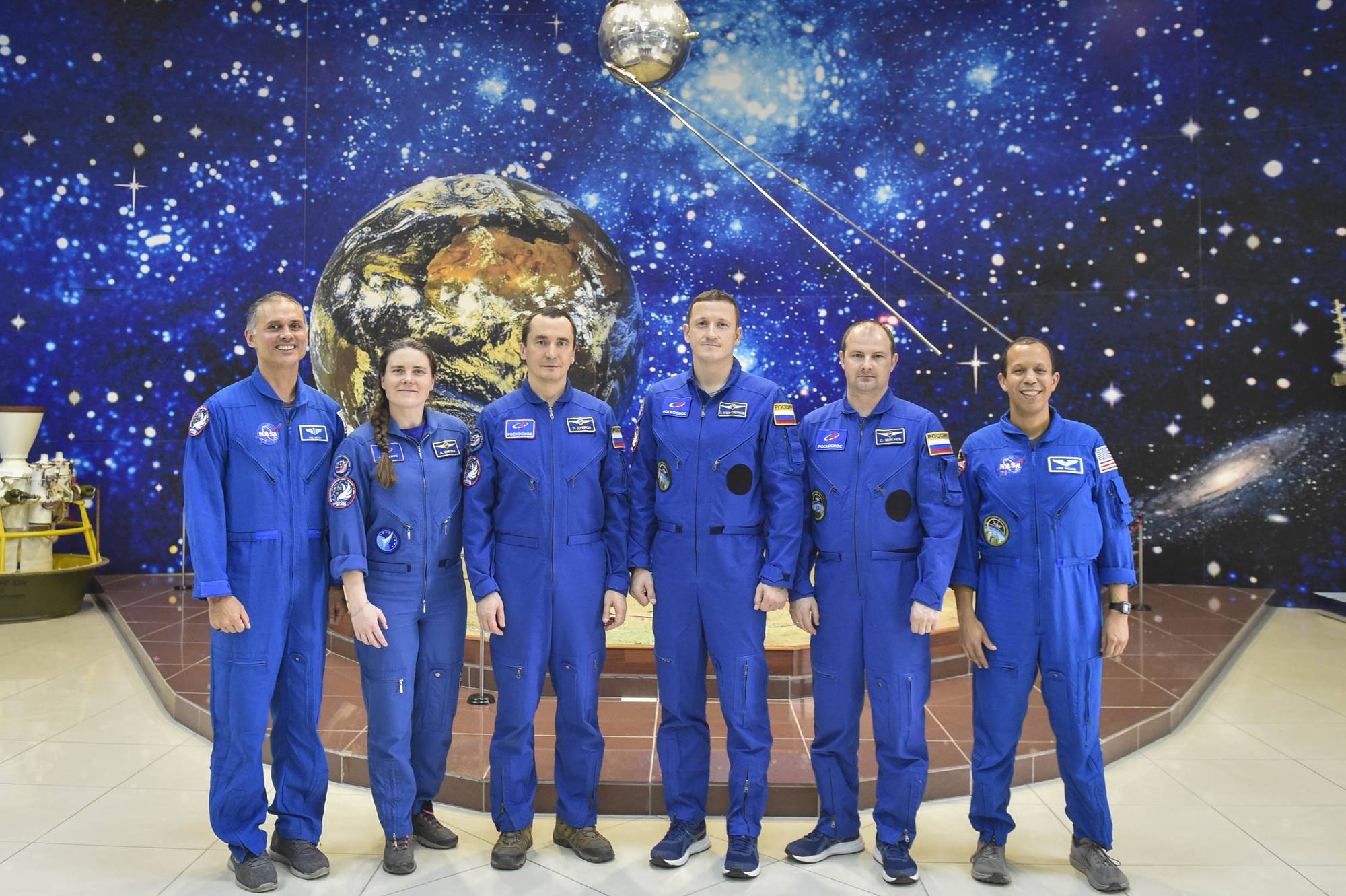 Et nouvelle pose des équipages sur fond de "Spoutnik".