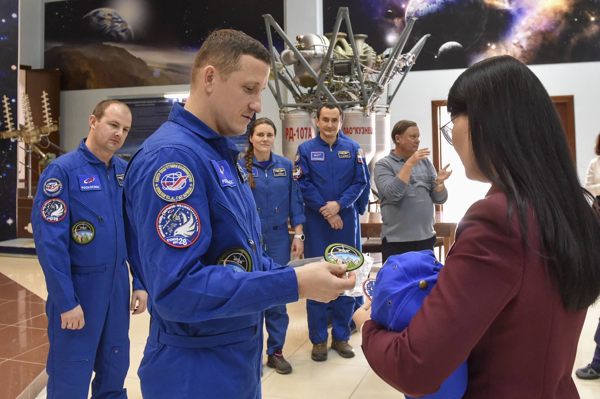 Echange de badges avec la guide du musée.