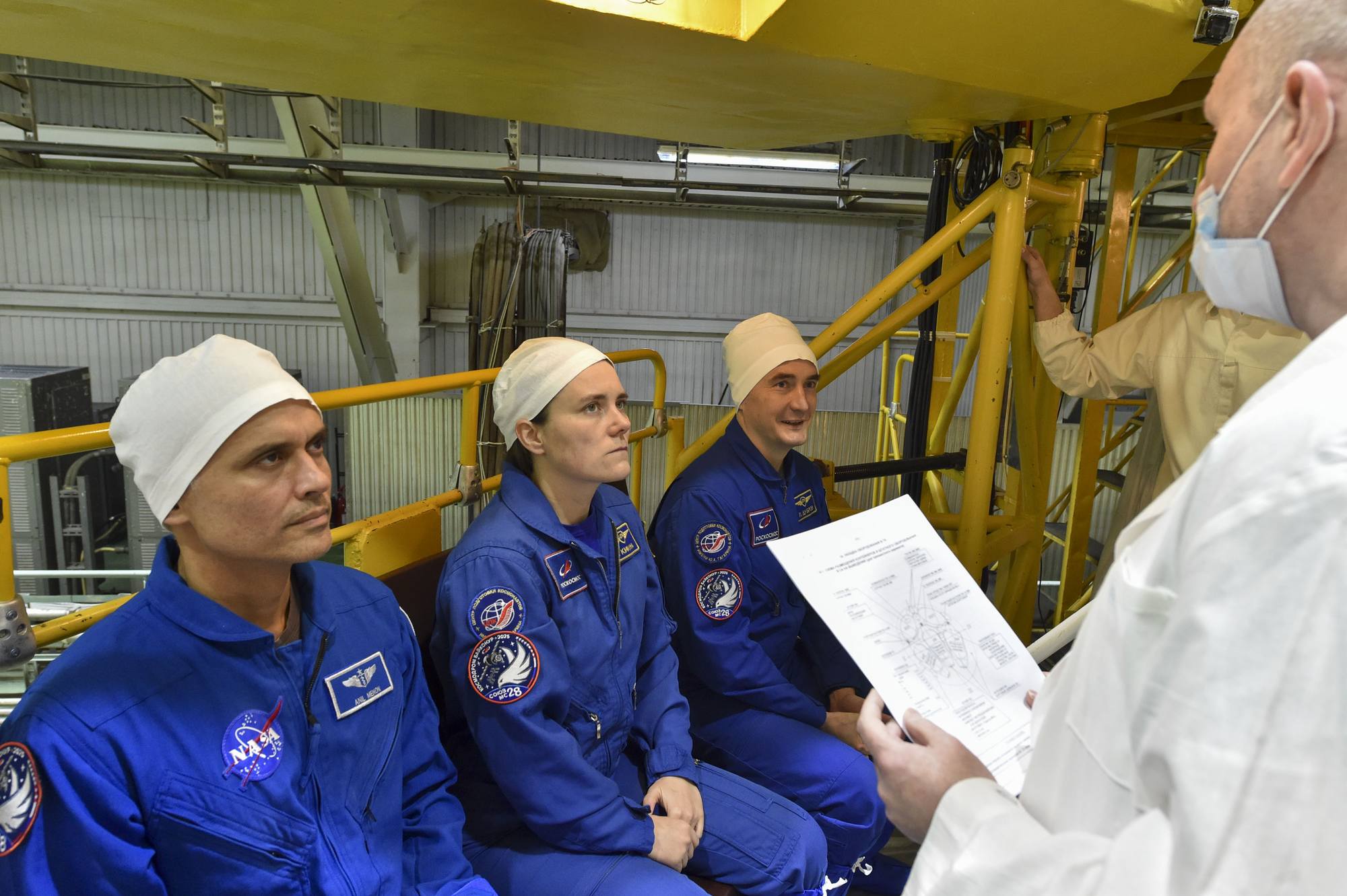 Petite présentation initiale pour l'équipage de réserve avant de pénétrer dans le vaisseau.