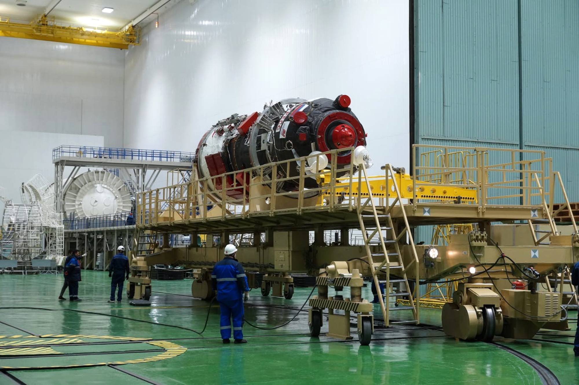 Progress MS-33 quitte la salle de la chambre à vide.