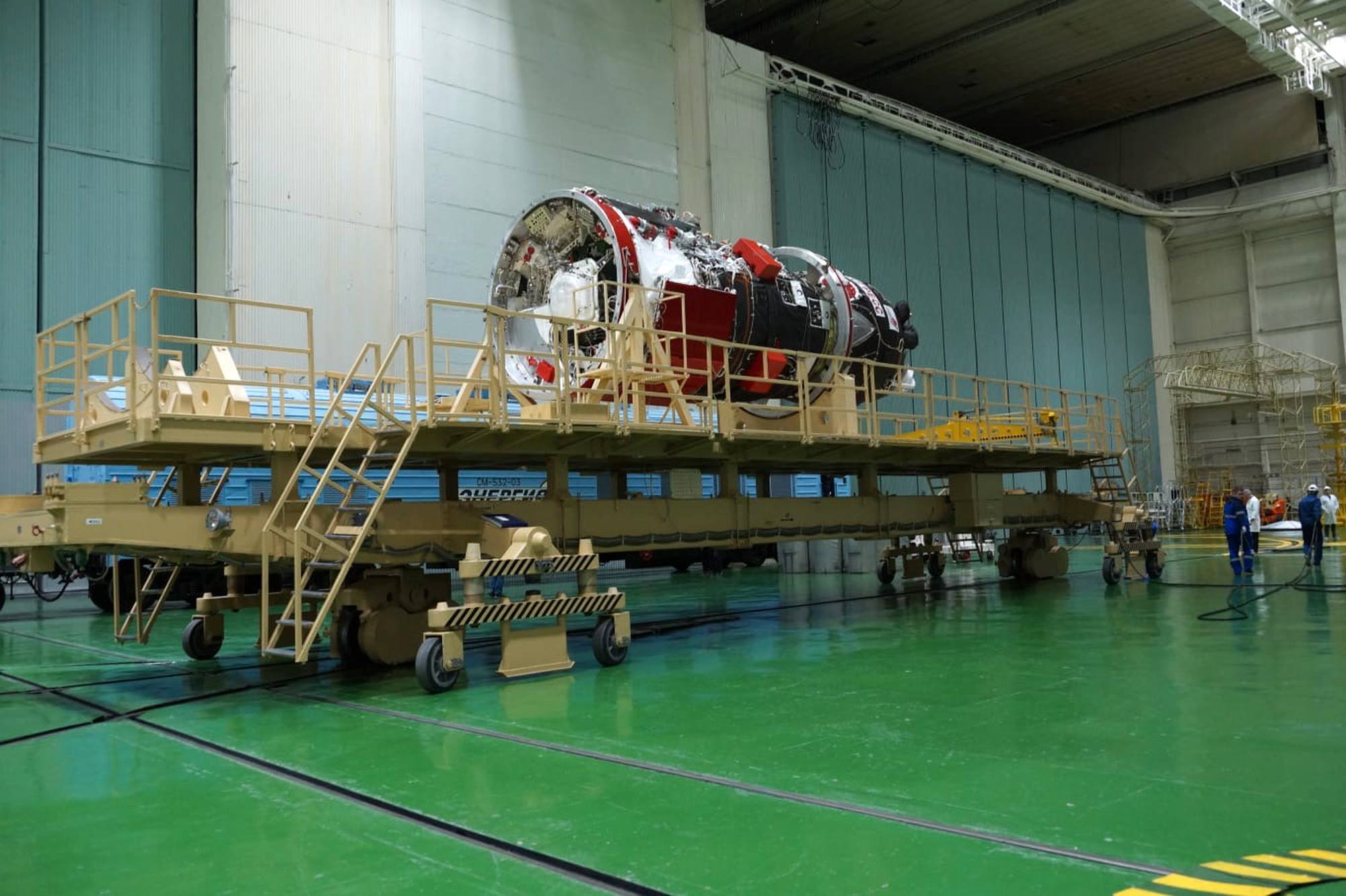 Progress MS-33 quitte la salle de la chambre à vide.