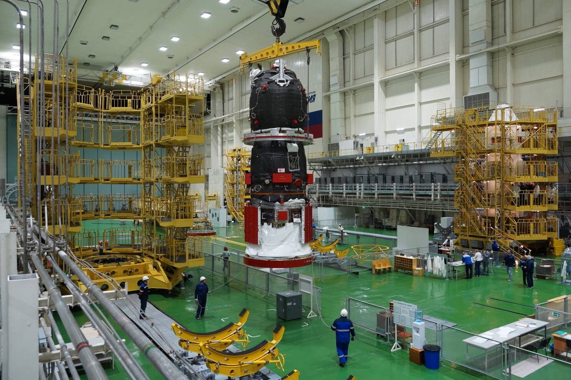 Progress MS-33 va reprendre sa place dans le stand de préparation.